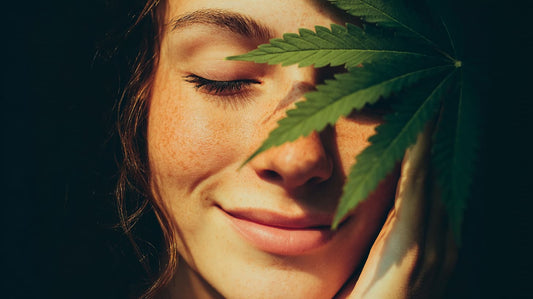 femme soulagée des douleurs de migraines avec feuilles deCBD